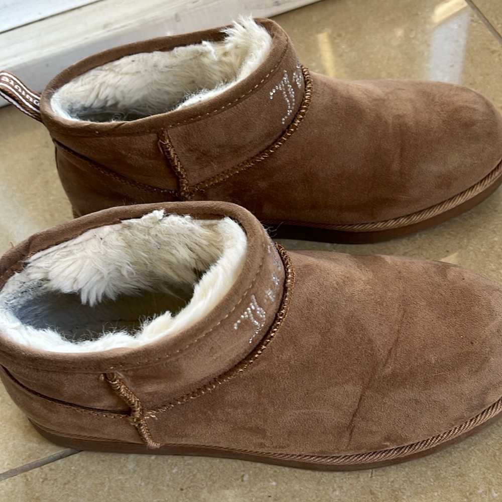 Juicy couture tan moccasins new condition